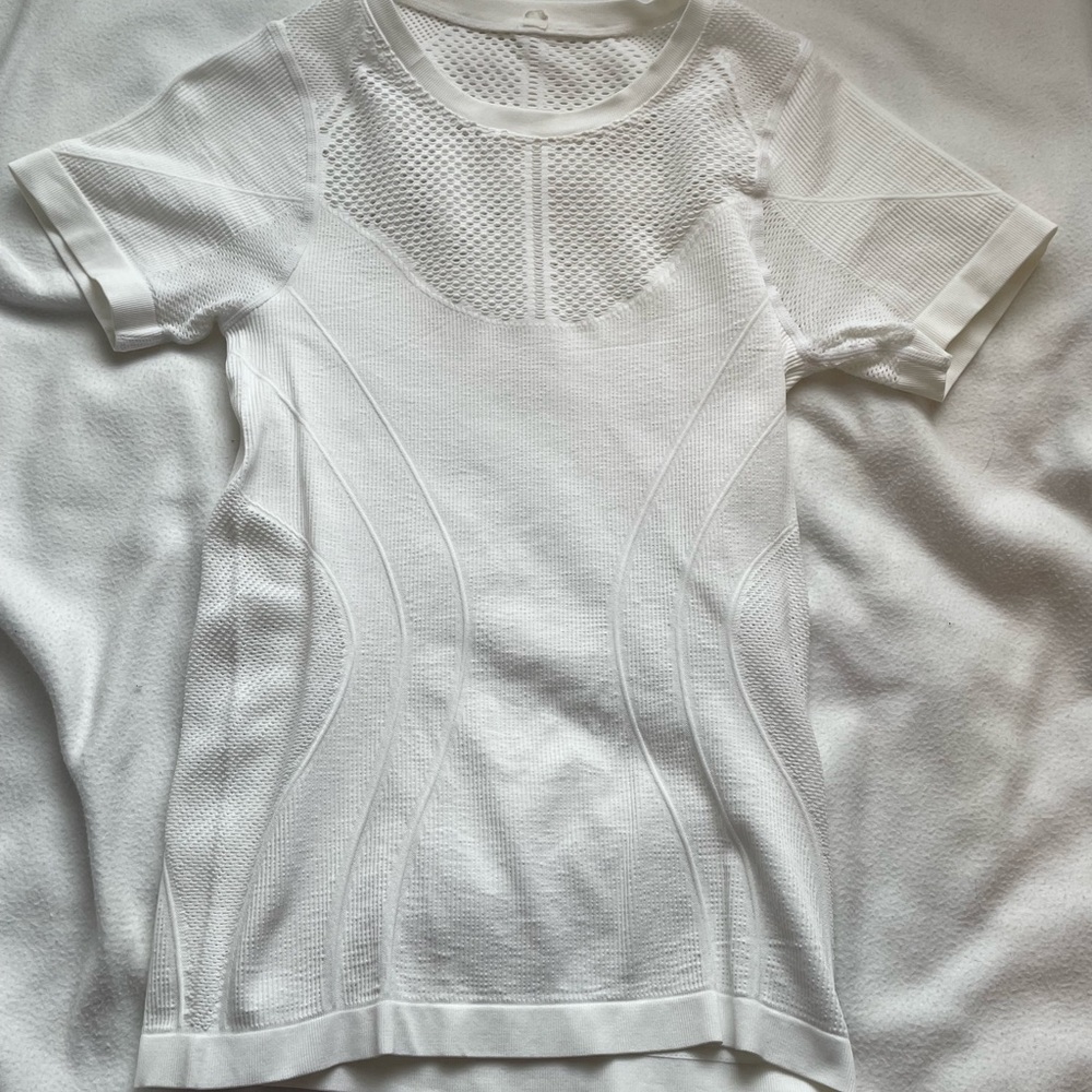 White t shirt size medium
